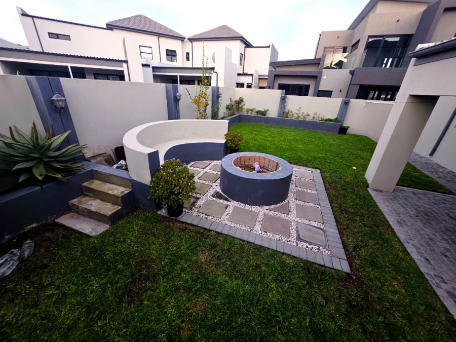 6 Bedroom Property for Sale in Sandown Western Cape